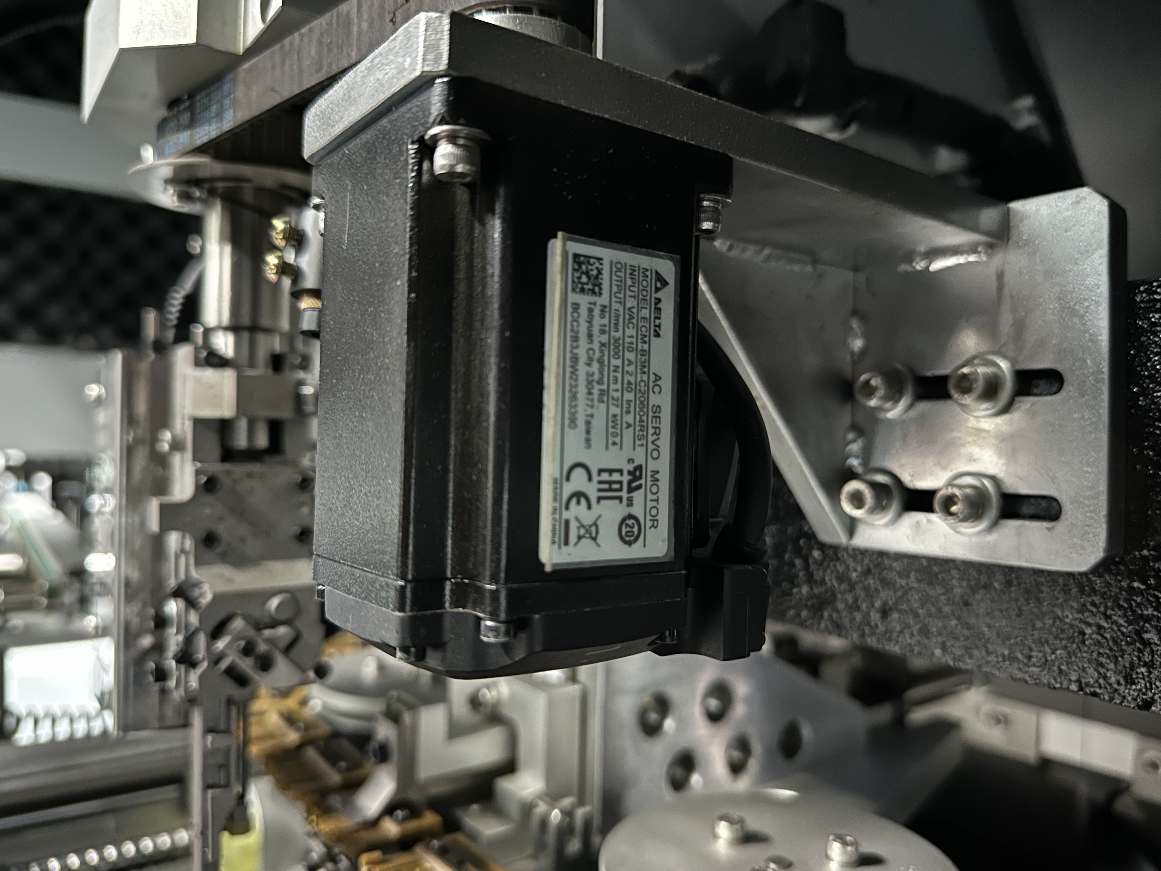 S4000 radial insertion machine servo motor close-up